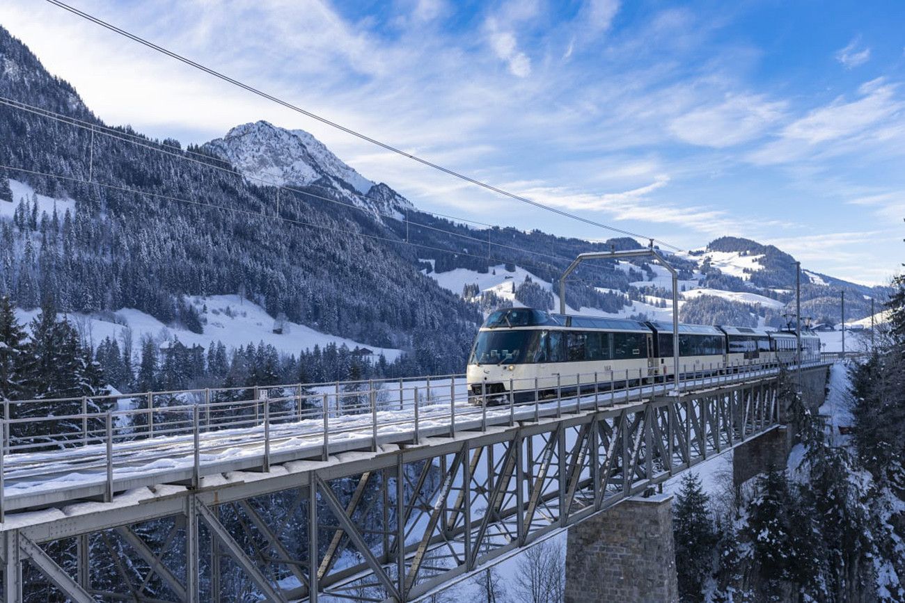 Suiça e os Picos nevados e o Golden Pass Line